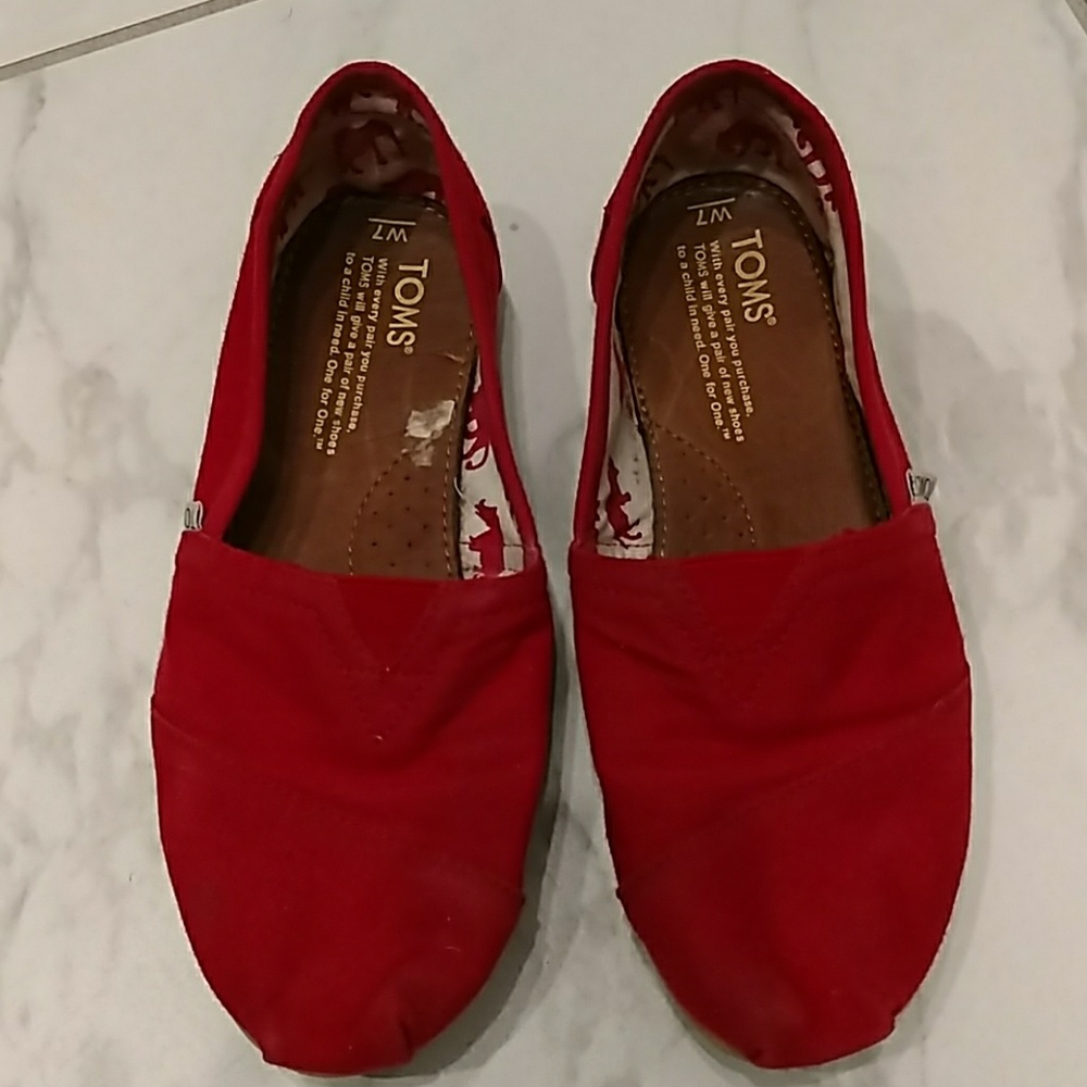 Red canvas Toms